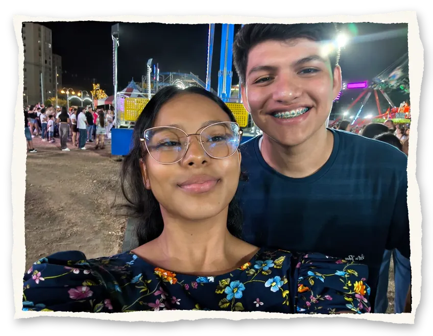 Los dos en la feria de noche