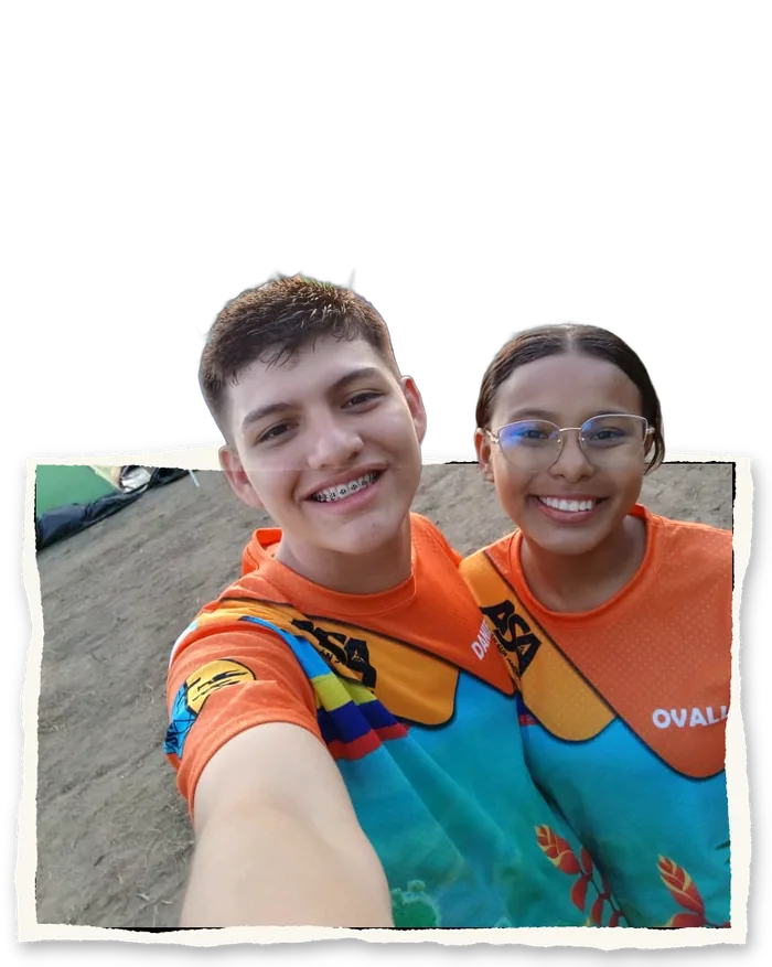 Selfie de los dos en el campamento, saliendo de la foto