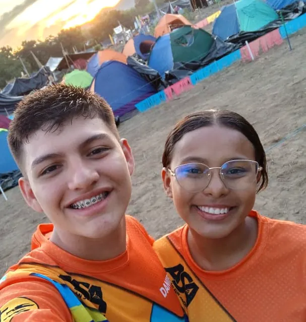 Ella sonriendo en el campamento